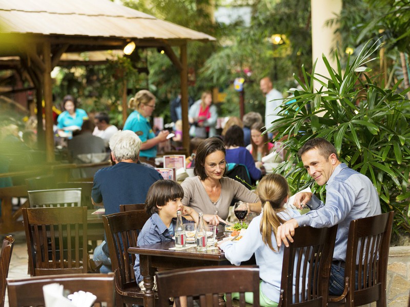 Gezin aan de borrel op het terras