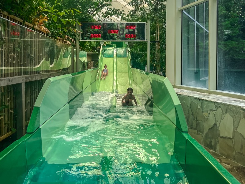 De duoracer glijbaan in de Aqua Mundo op Center Parcs les Ardennes