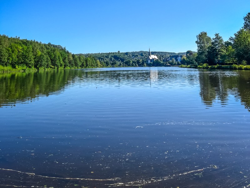 Het meer van Viesalm in de ochtend tijdens een rondje hardlopen vanaf Center Parcs Les Ardennes