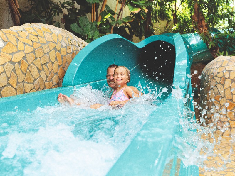 Jiehaa! Lekker roetjsen van de glijbanen in de Aquamundo van Center Parcs Les Trois Forêts.