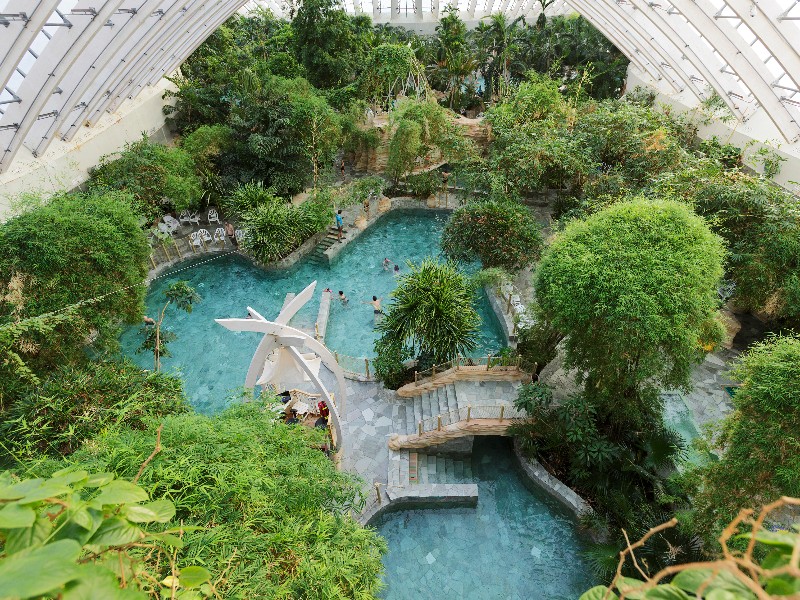 Een deel van de Aqua Mundo van Les Trois Forêts van bovenaf gezien. Het is hier niet alleen bosrijk buiten, maar ook binnen!