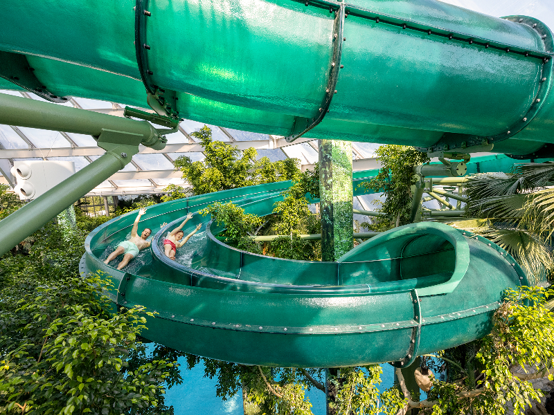 Vader en zoon hebben plezier op de glijbaan bij Center Parcs Heijderbos