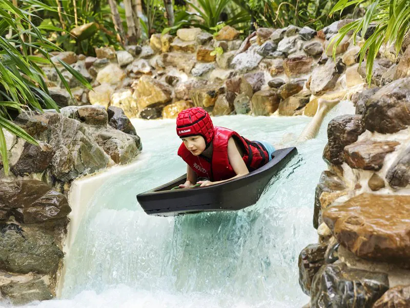 Kind heeft plezier in het water tijdens het raften bij Center Parcs Heijderbos