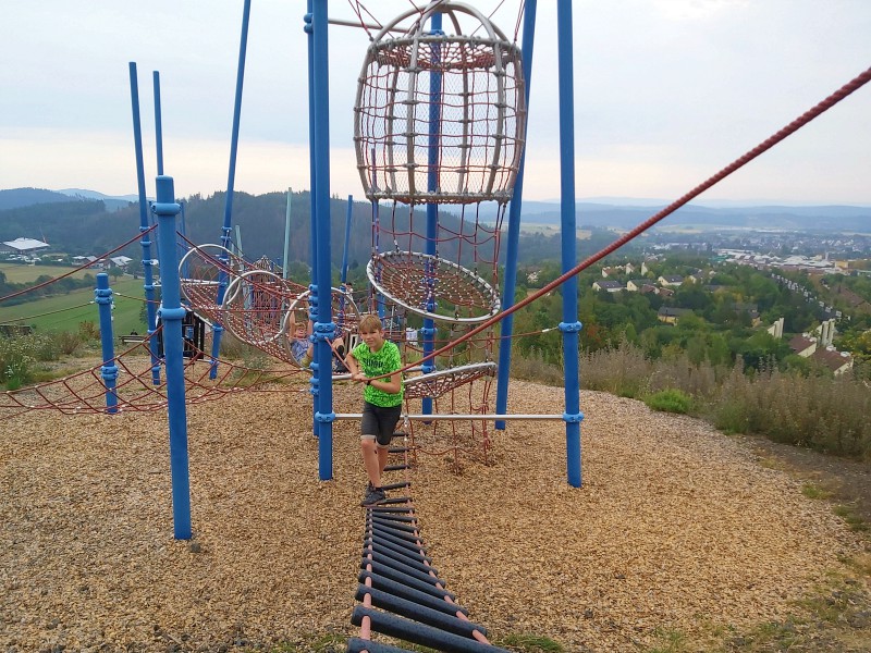 Tycho op de klimberg met op de achtergrond Center Parcs Hochsauerland