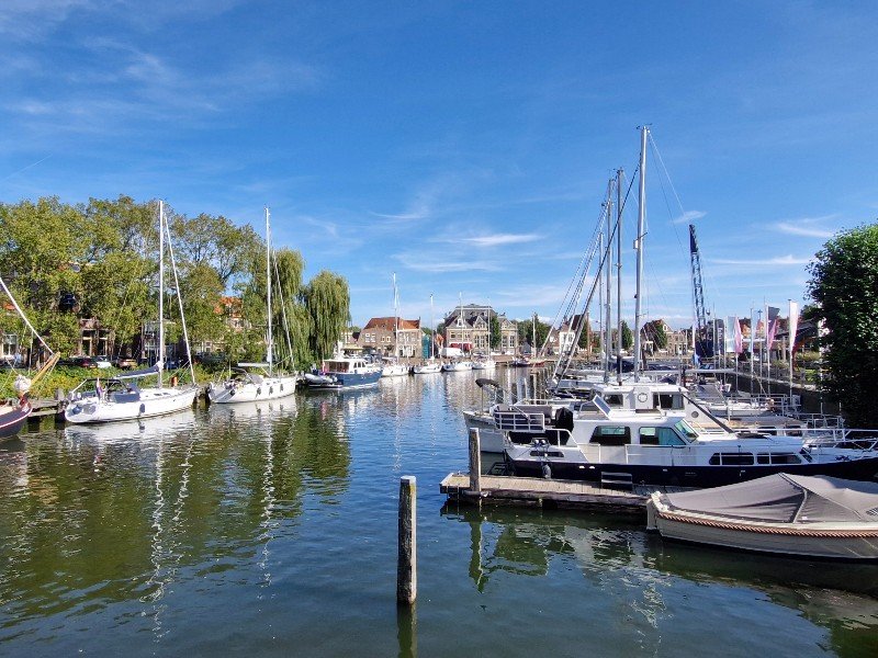 Lekker wandelen in Enkhuizen, genieten van de mooie gebouwen en bootjes
