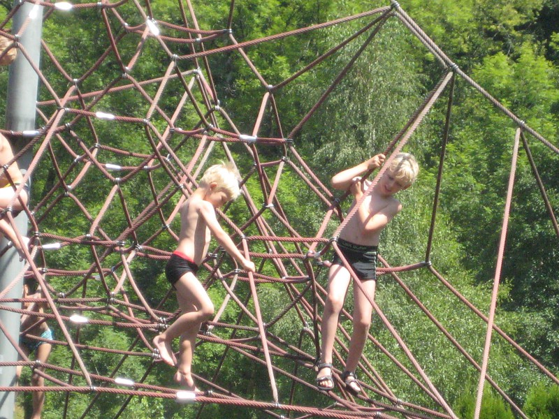 Lekker klimmen in de klimtoren van touwen op de camping