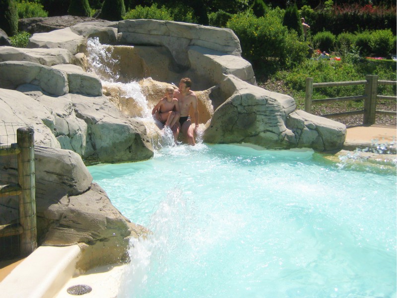 Zeb en Patrick in de waterval van het zwembad