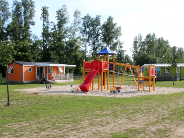 Leuke kleurige chalets bij Molecaten Flevostrand