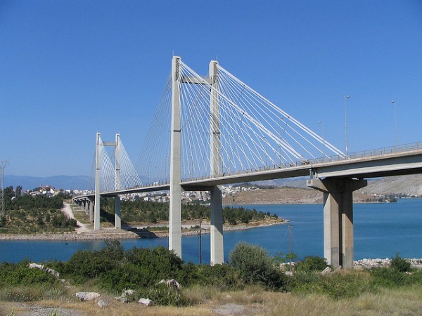 De Chalkida brug naar Evia