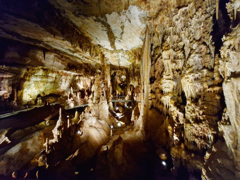 Alma en haar gezin in de Petralona grrot op Chalkidiki, Griekenland