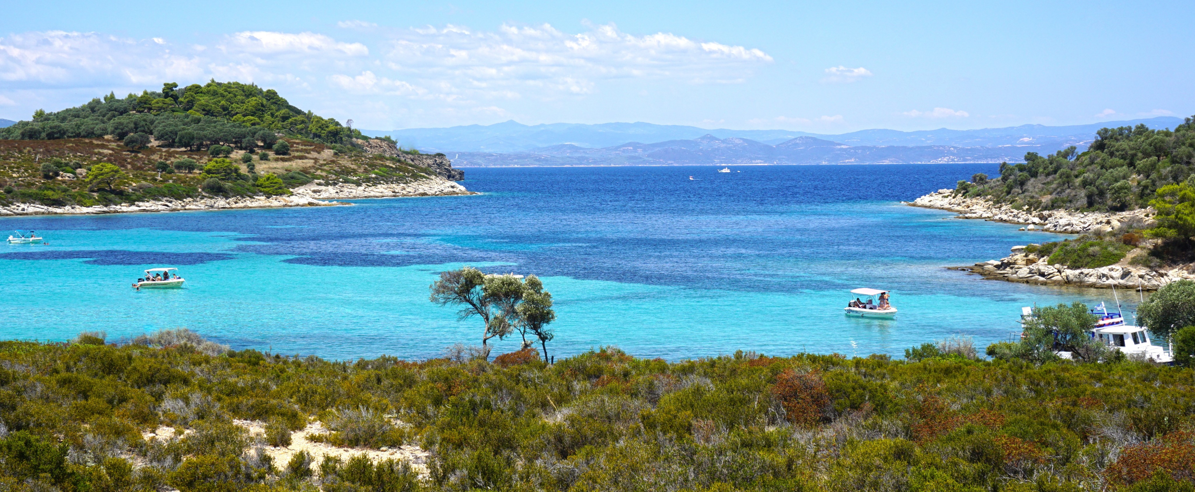 Uitzicht op de Griekse zee vanaf het mooie Chalkidiki