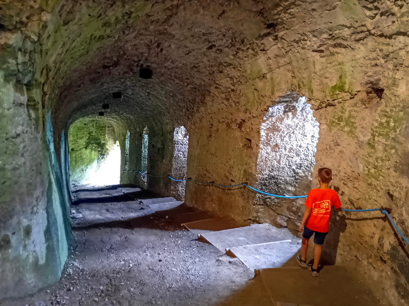 We wandelen door de tunnel van Château d`Apremont