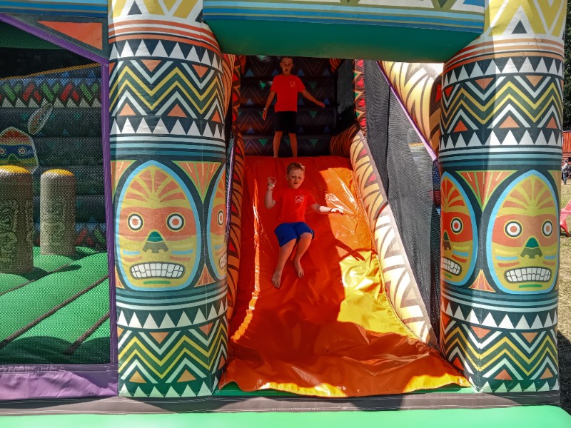 Even lekker uitleven op de springkussens van Westerncity in Château des Avonturiers