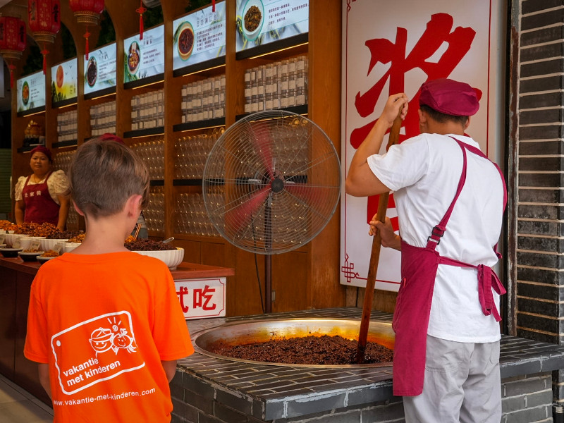 Op ontdekking in de stad Yangshuo komen we langs de streetfood market