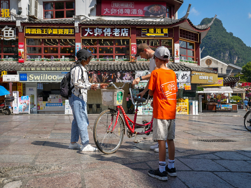 Nog even de hoogte goed afstellen voor we op de tandem stappen om Yangshuo en omgeving te ontdekken Nog even de hoogte goed afstellen voor we op de tandem stappen om Yangshuo en omgeving te ontdekken