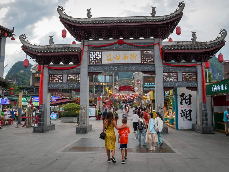 Op ontdekking in Yangshuo met onze zoon
