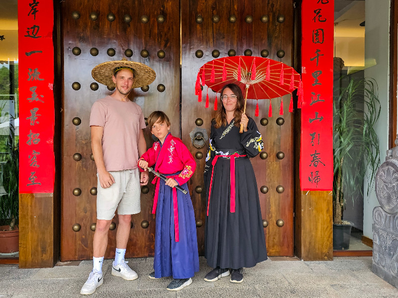 Kim met gaar gezin in klederdracht inYangshuo