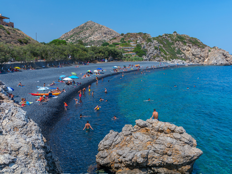 Het zwarte kiezelstrand Mavra Volia in het zuiden van Chios