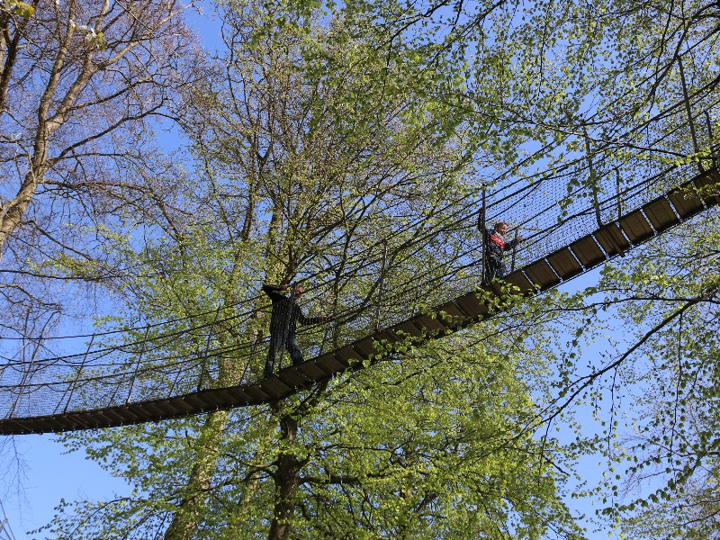 Samen met papa bovenin op het touwklimding