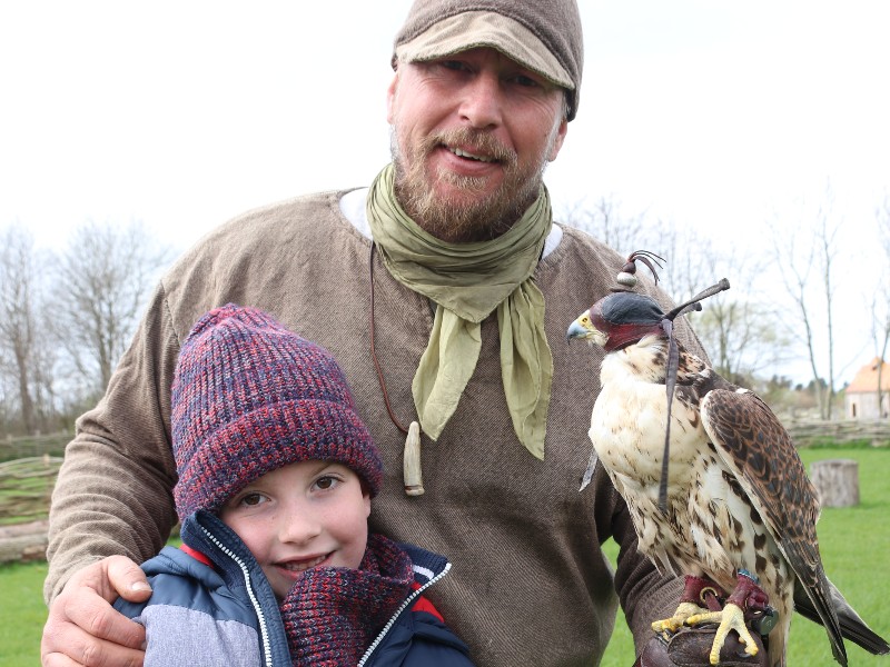 Trots op de foto met de roofvogel en Viking