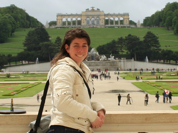 Cindy bij Schloss Schonbrunn tijdens een stedentrip in Wenen