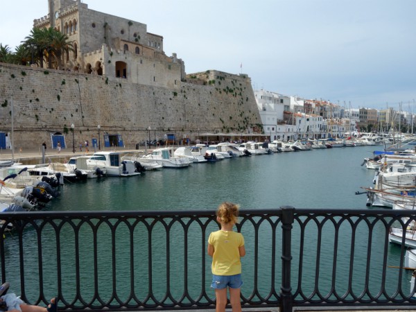 De haven en kathedraal van Ciutadella