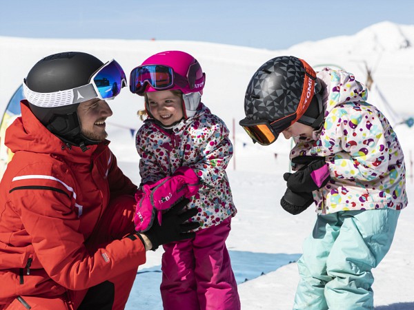 Skileraar en kinderen hebben plezier