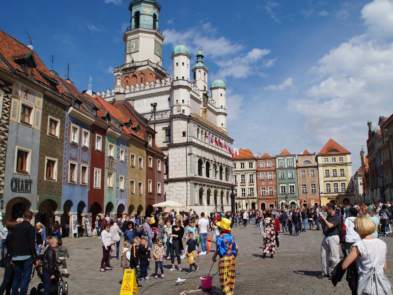 Een clown vertoont zijn kunsten in Poznan
