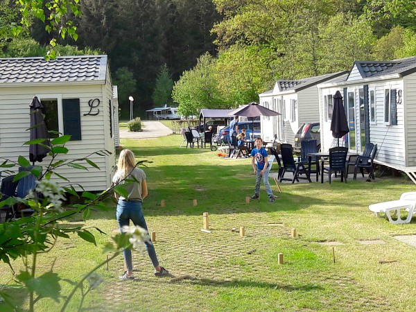 We spelen een spelletje kubb