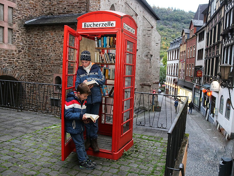 Een telefooncel vol boeken!