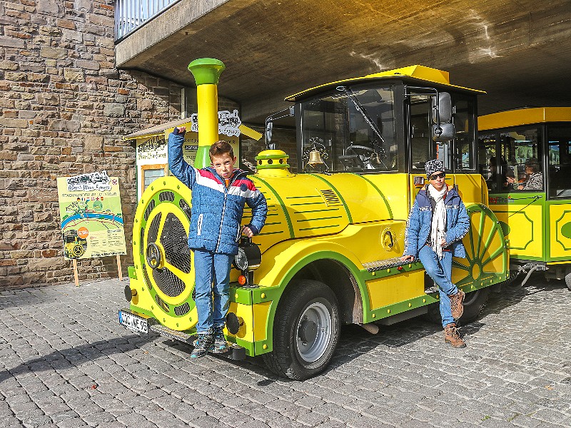 Het knalgele toeristentreintje van Cochem!