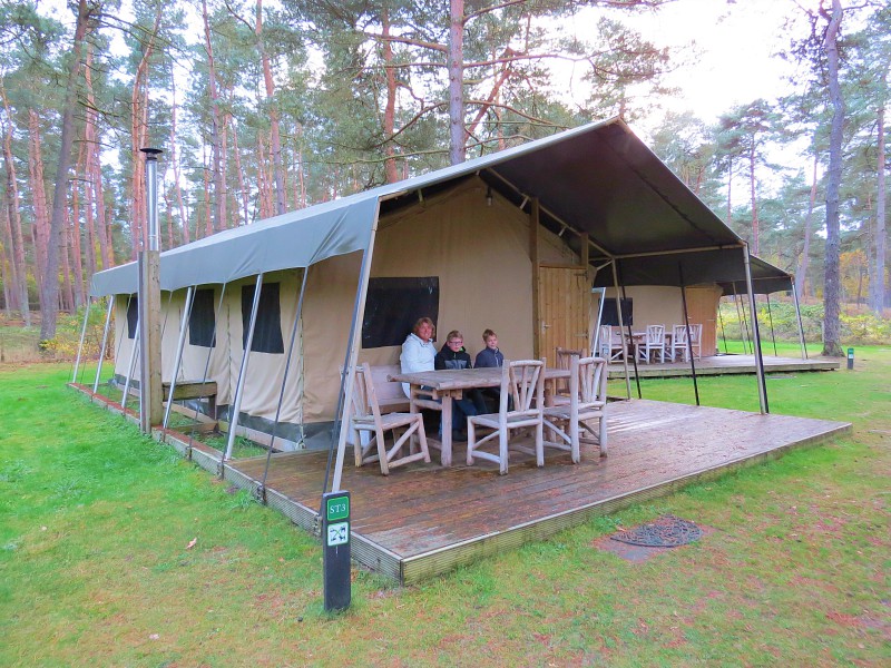 Zeb, Tycho en Sabine op het terras van de safaritent bij Landal Coldenhove