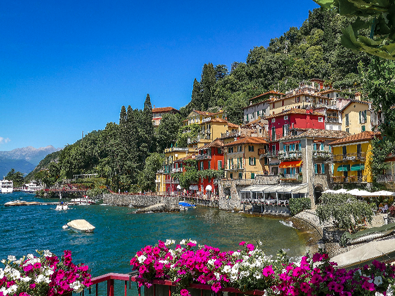 Het kleurrijke Varenna aan het Comomeer.