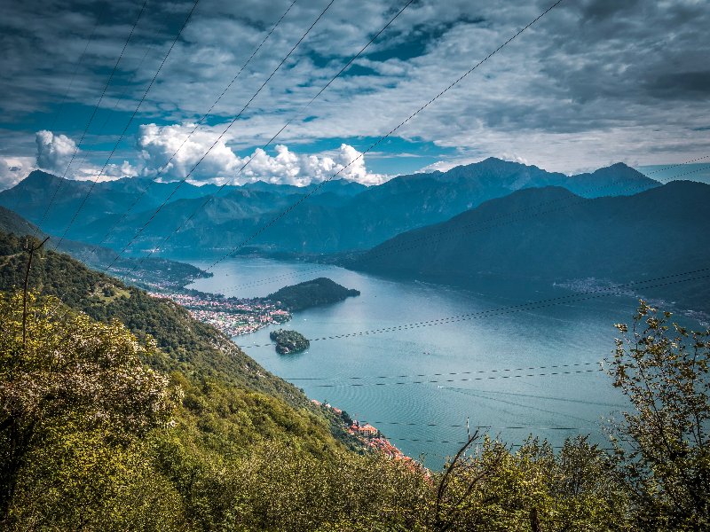 Uitzicht vanuit de bergen op het Comomeer in de Italiaanse Alpen.