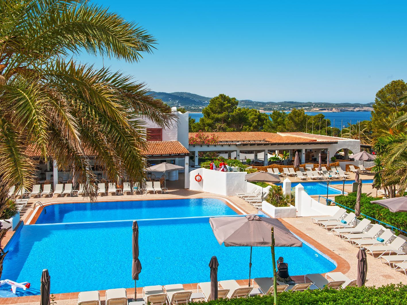 Uitzicht over het zwembad van Hotel Stella Maris.