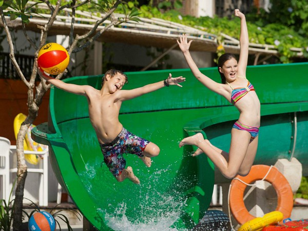 Kids springen uit waterglijbaan