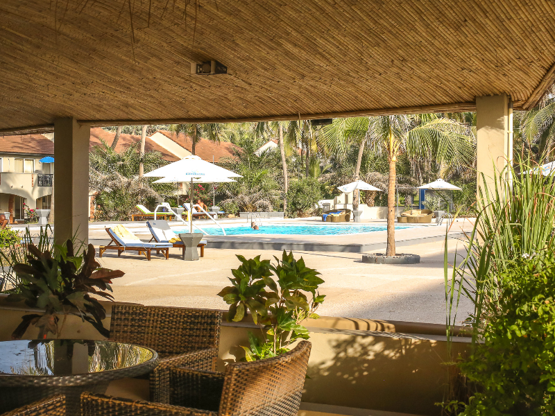 Het algemene zwembad van Kololi Beach vanuit de bar bezien
