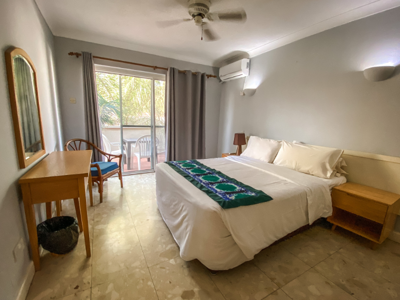 De slaapkamer van de ouders in een van de appartementen van het gezinsvriendelijke Kololi