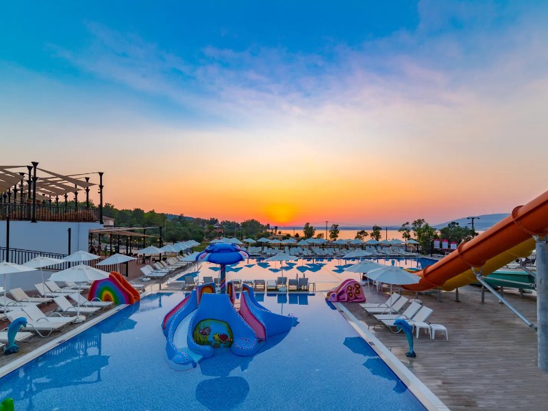De zon zakt in zee, uitzicht vanaf het kindvriendelijke Ramada Resort in Akbuk, niet ver van Didim, Turkije