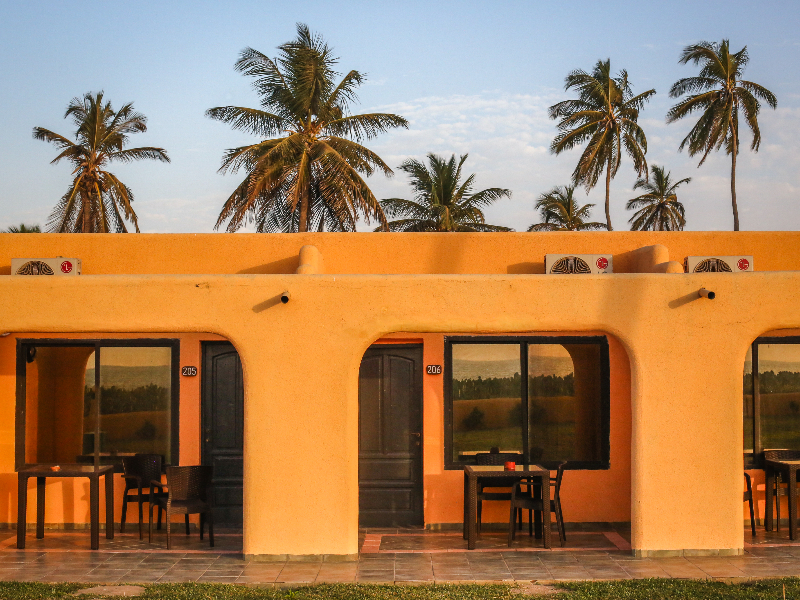 De hotelkamers van Sun Beach. Vanaf hier maak je schitterende zonsondergangen mee.