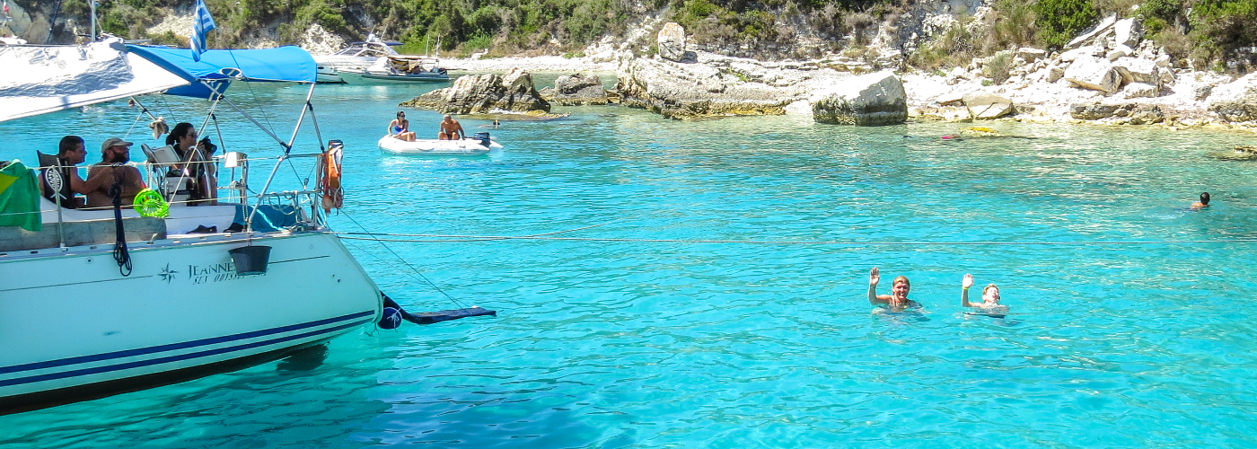 Sabine en Zeb in het Griekse water tijdens een boottochtje van Corfu naar Paxos