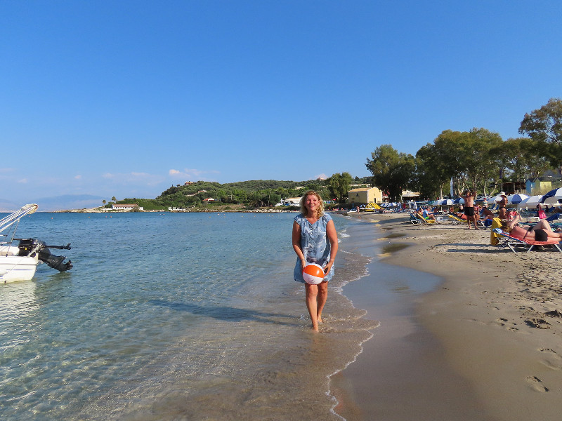 Sabine op het strand van Acharavi