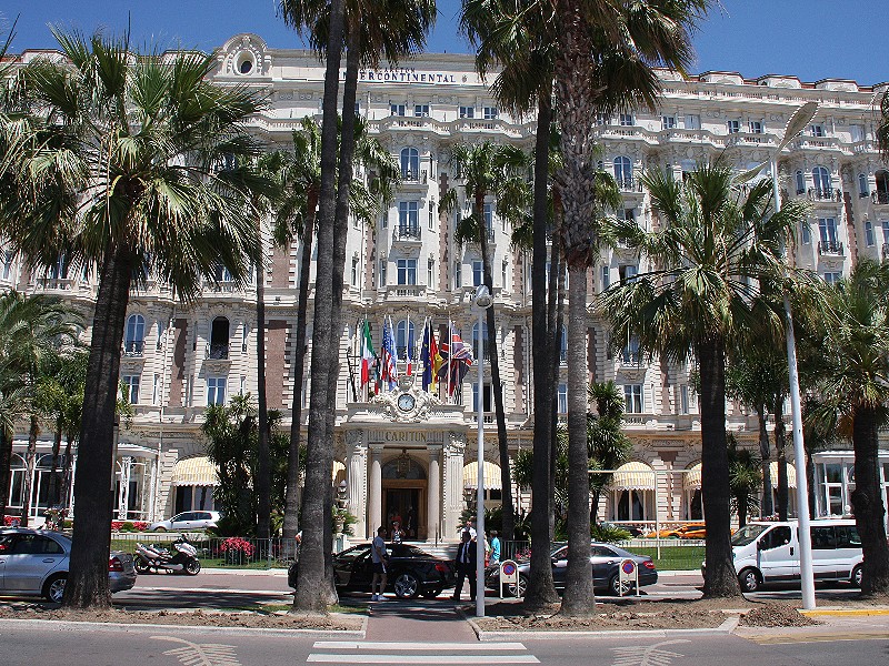 Luxe hotels langs de boulevards in de mondaine steden