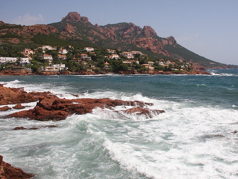 Brekende golven op de mooie rotskusten van de Côte d'Azur