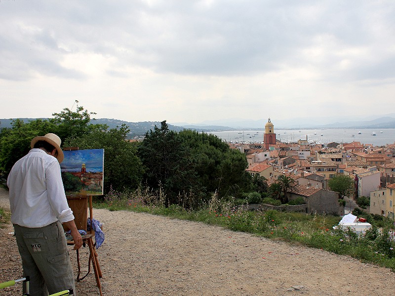Schilder in actie op het uitzichtspunt van Saint-Tropez