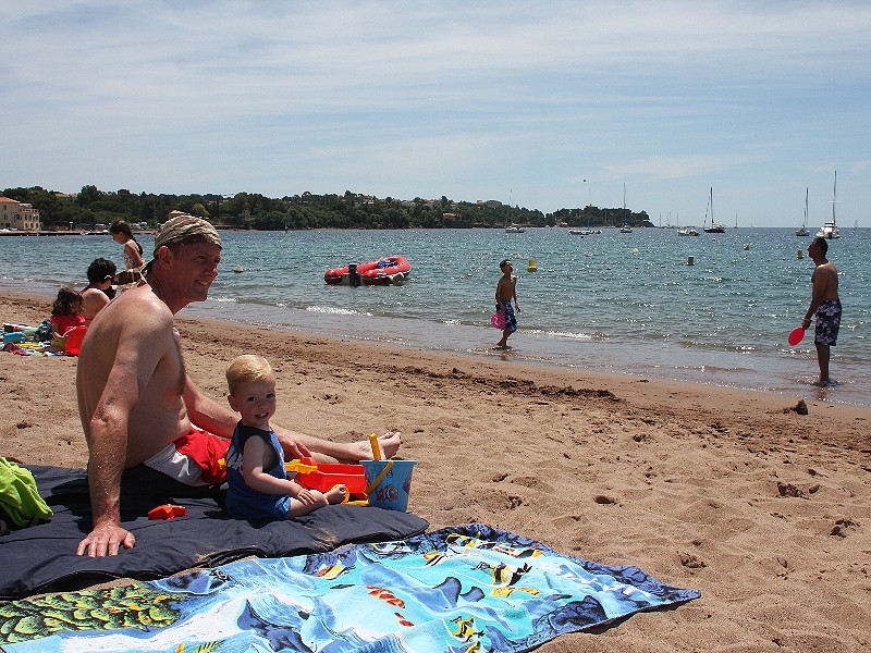 Genieten op het strand van Agay, vlakbij Saint-Raphaël