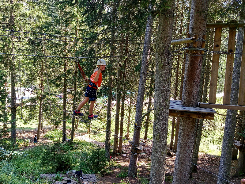 Klimmen in het klimpark van chalet des Sports de Montagne