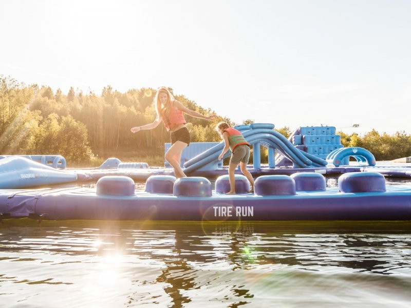 Aquapark in het meer bij Terhills resort