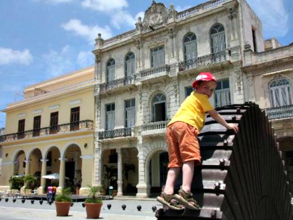 Spelen op een plein in Havana