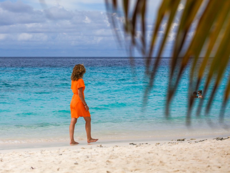 Elisabeth loopt over het zachte zand van Cas Abou